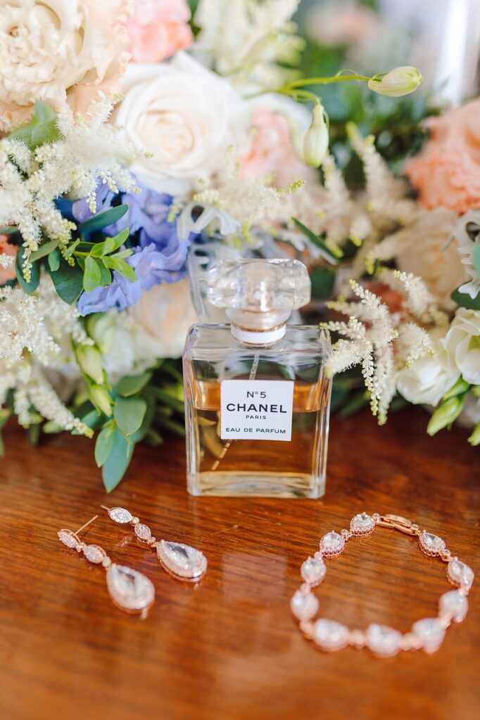 perfume, flowers, jewelry, wedding items, bottle, luxury, bouquet, atomizer, cosmetics, cosmetic product, product, spray, cologne, scent, nature, closeup, perfume, perfume, perfume, beautiful flowers, flower background, flower wallpaper, perfume, perfume, jewelry, cosmetics, cosmetic product